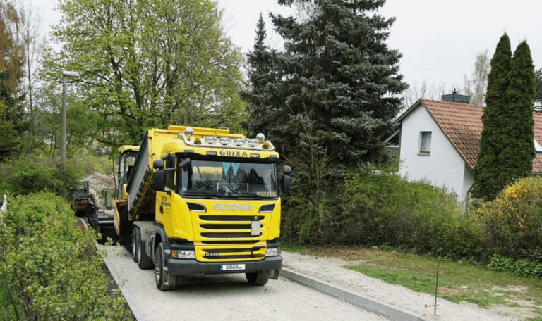 Transporte Grixa - 3-Achs-Seitenkipper mit Bagger