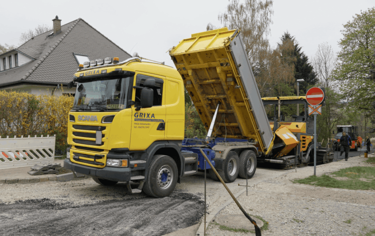 Transporte Grixa - 3-Achs-Seitenkipper in Kippposition mit Bagger