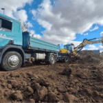 Transporte Grixa - 2-Achs-Seitenkipper mit Bagger bei Erdaushub